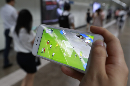 2016 리우데자네이루 올림픽축구 C조 리그 대한민국과 피지의 경기가 열린 5일 서울 5호선 광화문역에서 시민이 중계방송을 시청하며 출근하고 있다.